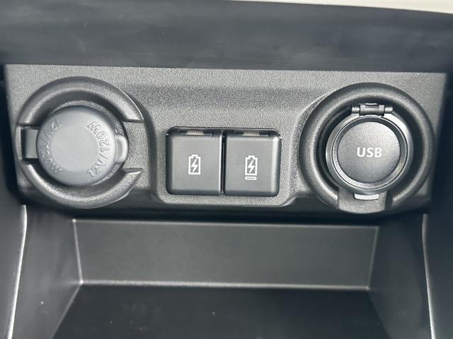 スイフト ハイブリッドＭＺ　全方位カメラ付ナビゲーション　スマートキー　ＬＥＤヘッドライト　オートエアコン　シートヒーター　電気式パーキングブレーキ　ＵＳＢ充電ソケット　革巻きハンドル　オートクルーズコントロール　登録済未使用車（19枚目）