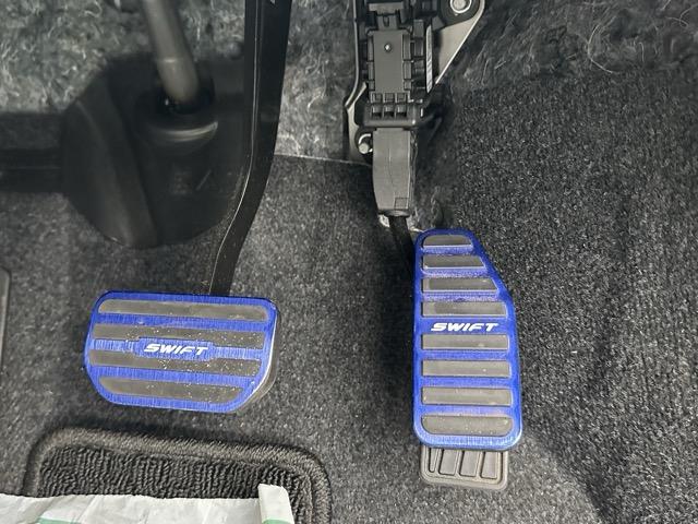 スイフト ハイブリッドＭＺ　全方位カメラ付きナビゲーション　社外ホイール　スマートキー　ＬＥＤヘッドライト　オートエアコン　シートヒーター　電気式パーキングブレーキ　ＵＳＢ充電ソケット　革巻きハンドル　オートクルーズコントロール（17枚目）