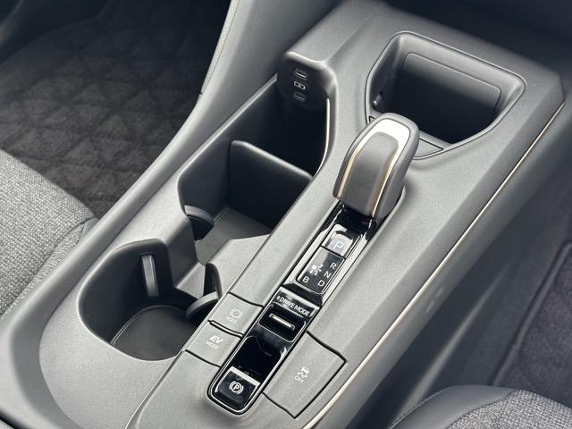 クラウンクロスオーバー G 純正ディスプレイオーディオ バックカメラ ETC スマートキー LEDヘッドライト フルオートエアコン 革巻きハンドル オートクルーズコントロール AC100V電源 パワーバックドア オートライト(23枚目)