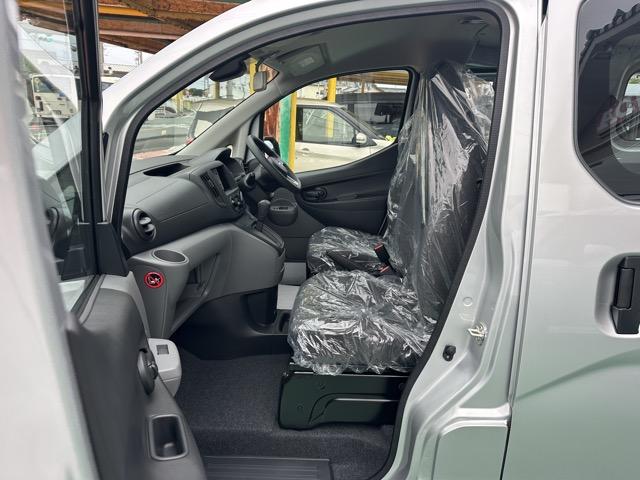 NV200バネットバン DX 前席パワーウィンドー キーレス 両側スライドドア 電動格納ドアミラー アイドリングストップ オートライト エアコン パワステ 登録済未使用車(6枚目)