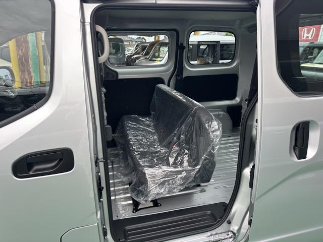 NV200バネットバン DX 前席パワーウィンドー キーレス 両側スライドドア 電動格納ドアミラー アイドリングストップ オートライト エアコン パワステ 登録済未使用車(7枚目)