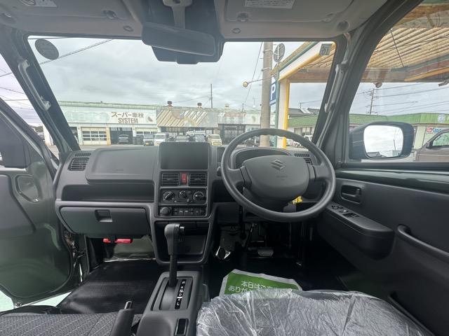 スーパーキャリイ X 4WD 4AT キーレス 電動格納ドアミラー パワーウィンドー 作業灯 ルーフコンソール 衝突被害軽減ブレーキ クリアランスソナー アイドリングストップ フォグランプ オートライト 届出済未使用車(7枚目)
