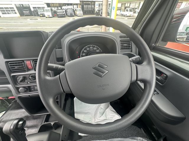 スーパーキャリイ X 4WD 4AT キーレス 電動格納ドアミラー パワーウィンドー 作業灯 ルーフコンソール 衝突被害軽減ブレーキ クリアランスソナー アイドリングストップ フォグランプ オートライト 届出済未使用車(8枚目)