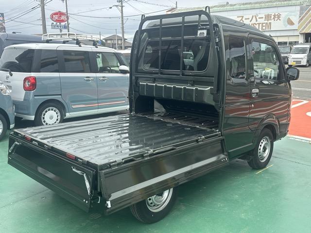 スーパーキャリイ X 4WD 4AT キーレス 電動格納ドアミラー パワーウィンドー 作業灯 ルーフコンソール 衝突被害軽減ブレーキ クリアランスソナー アイドリングストップ フォグランプ オートライト 届出済未使用車(12枚目)