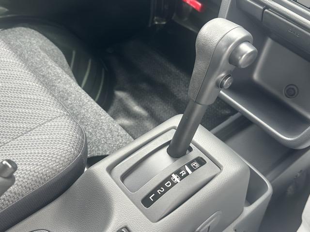 スーパーキャリイ X 4WD 4AT キーレス 電動格納ドアミラー パワーウィンドー 作業灯 ルーフコンソール 衝突被害軽減ブレーキ クリアランスソナー アイドリングストップ フォグランプ オートライト 届出済未使用車(17枚目)