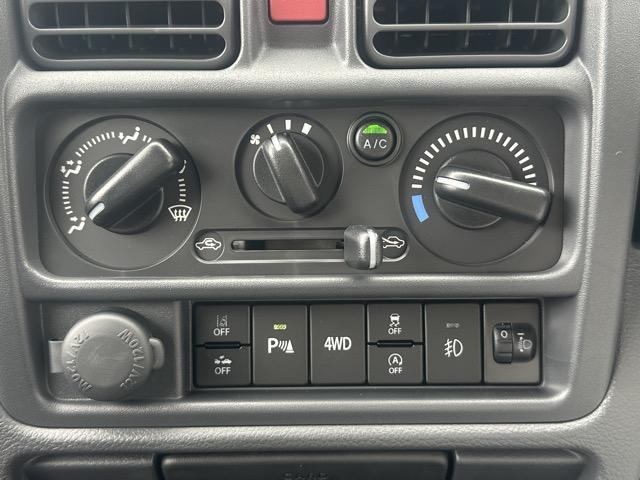 スーパーキャリイ X 4WD 4AT キーレス 電動格納ドアミラー パワーウィンドー 作業灯 ルーフコンソール 衝突被害軽減ブレーキ クリアランスソナー アイドリングストップ フォグランプ オートライト 届出済未使用車(18枚目)