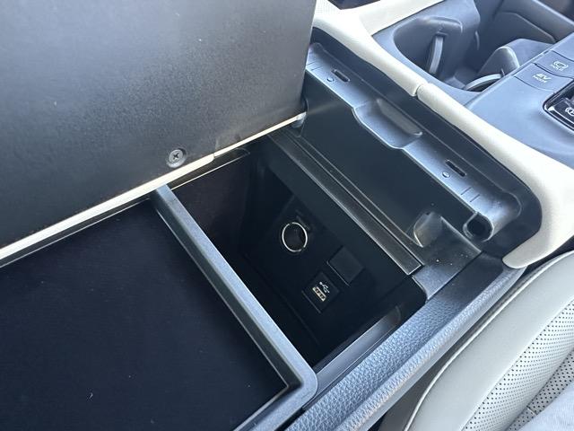 クラウンクロスオーバー Gレザーパッケージ 純正ナビゲーション パノラマカメラ ETC スマートキー LEDヘッドライト フルオートエアコン シートヒーター&ベンチレーション パワーシート パワーバックドア AC100V電源 革巻きハンドル(20枚目)