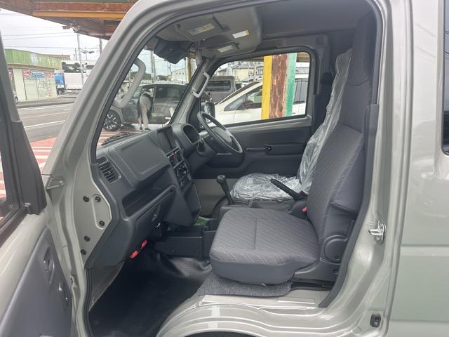 スーパーキャリイ X 4WD 4AT キーレス 電動格納ドアミラー パワーウィンドー 作業灯 ルーフコンソール 衝突被害軽減ブレーキ クリアランスソナー アイドリングストップ フォグランプ オートライト 届出済未使用車(6枚目)