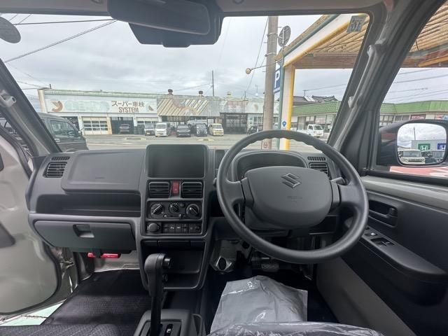 スーパーキャリイ X 4WD 4AT キーレス 電動格納ドアミラー パワーウィンドー 作業灯 ルーフコンソール 衝突被害軽減ブレーキ クリアランスソナー アイドリングストップ フォグランプ オートライト 届出済未使用車(7枚目)