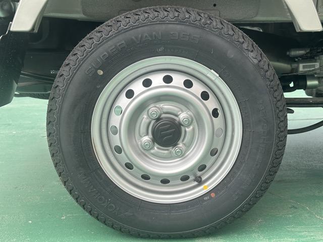 スーパーキャリイ X 4WD 4AT キーレス 電動格納ドアミラー パワーウィンドー 作業灯 ルーフコンソール 衝突被害軽減ブレーキ クリアランスソナー アイドリングストップ フォグランプ オートライト 届出済未使用車(13枚目)