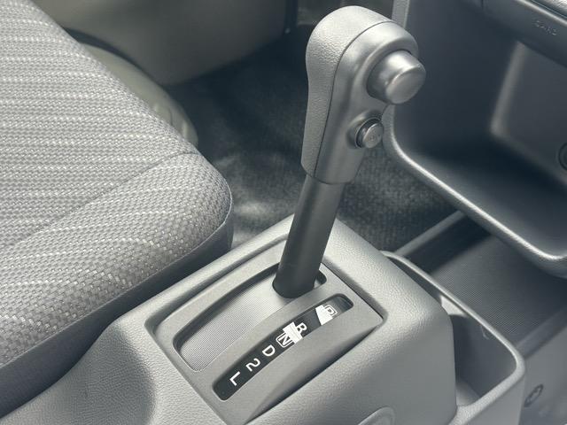 スーパーキャリイ X 4WD 4AT キーレス 電動格納ドアミラー パワーウィンドー 作業灯 ルーフコンソール 衝突被害軽減ブレーキ クリアランスソナー アイドリングストップ フォグランプ オートライト 届出済未使用車(15枚目)