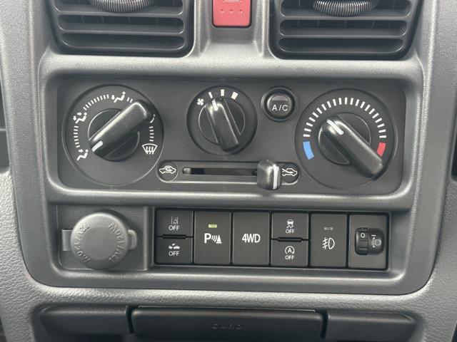 スーパーキャリイ X 4WD 4AT キーレス 電動格納ドアミラー パワーウィンドー 作業灯 ルーフコンソール 衝突被害軽減ブレーキ クリアランスソナー アイドリングストップ フォグランプ オートライト 届出済未使用車(16枚目)