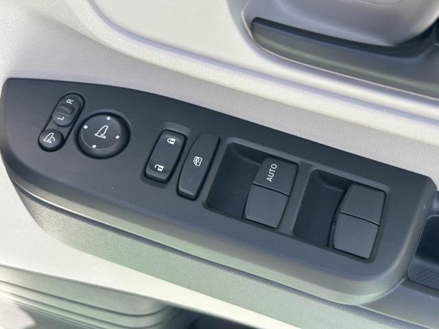 N-BOX ベースグレード コンフォートパッケージ/パワースライドドア・リアセンターアームレスト・シートバックテーブル・オートリトラミラー ホンダセンシング フルLEDヘッドライト 運転席&助手席シートヒーター ディーラー試乗車(17枚目)