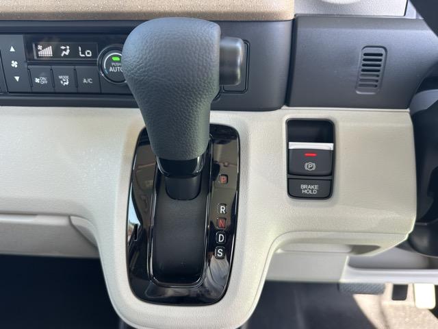 N-BOX ベースグレード コンフォートパッケージ/パワースライドドア・リアセンターアームレスト・シートバックテーブル・オートリトラミラー ホンダセンシング フルLEDヘッドライト 運転席&助手席シートヒーター ディーラー試乗車(24枚目)