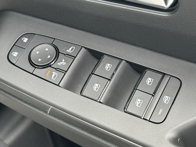 セレナ e-パワー XV アラウンドビューモニター+インテリジェントルームミラー ホットプラスパッケージ スマートキー LEDヘッドライト プロパイロット 前後フルオートエアコン ロールサンシェード 登録済未使用車(23枚目)