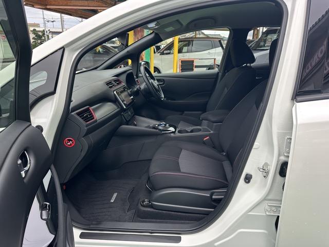 リーフ ニスモ 純正ナビゲーション アラウンドビューモニター プロパイロット ETC デジタルインナーミラー スマートキー LEDヘッドライト フルオートエアコン シートヒーター&ハンドルヒーター 革巻きハンドル(6枚目)