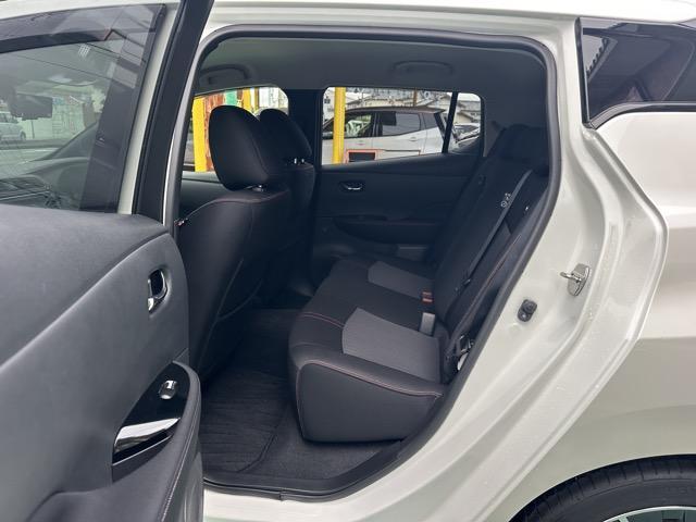 リーフ ニスモ 純正ナビゲーション アラウンドビューモニター プロパイロット ETC デジタルインナーミラー スマートキー LEDヘッドライト フルオートエアコン シートヒーター&ハンドルヒーター 革巻きハンドル(7枚目)