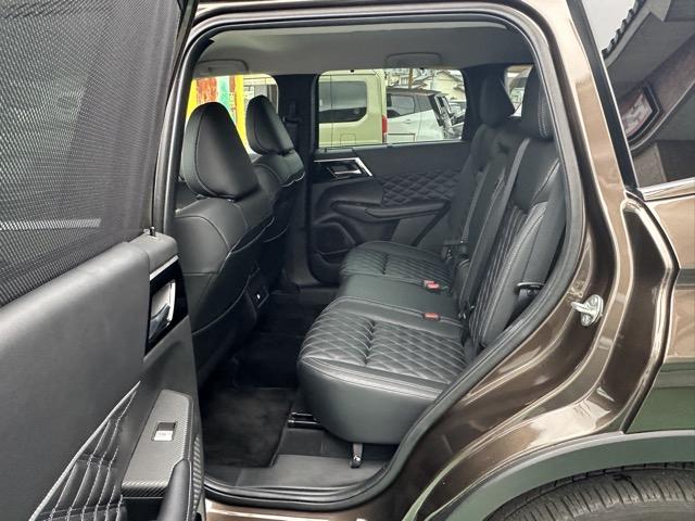 アウトランダーＰＨＥＶ Ｐ　７人乗り　純正ナビゲーション　全方位カメラ　マイパイロット　スマートキー　ＬＥＤヘッドライト　フルオートエアコン　シートヒーター＆ハンドルヒーター　パワーシート　パワーバックドア　ＡＣ１００Ｖ電源（7枚目）