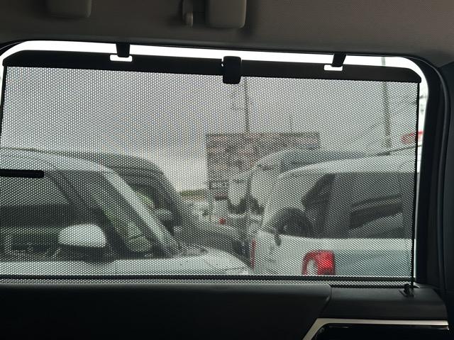 アウトランダーＰＨＥＶ Ｐ　７人乗り　純正ナビゲーション　全方位カメラ　マイパイロット　スマートキー　ＬＥＤヘッドライト　フルオートエアコン　シートヒーター＆ハンドルヒーター　パワーシート　パワーバックドア　ＡＣ１００Ｖ電源（11枚目）