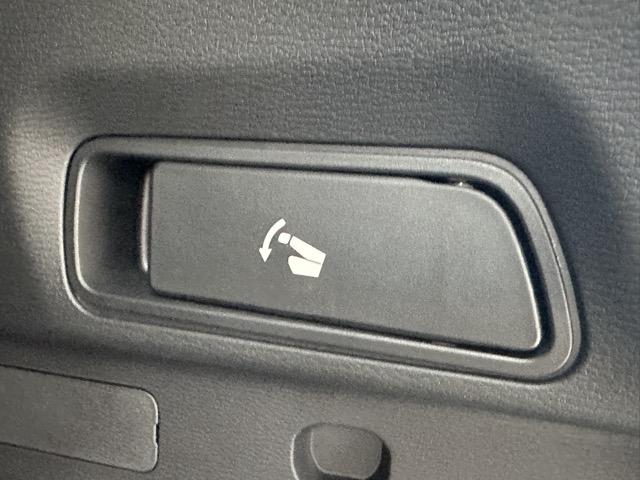 アウトランダーＰＨＥＶ Ｐ　７人乗り　純正ナビゲーション　全方位カメラ　マイパイロット　スマートキー　ＬＥＤヘッドライト　フルオートエアコン　シートヒーター＆ハンドルヒーター　パワーシート　パワーバックドア　ＡＣ１００Ｖ電源（17枚目）