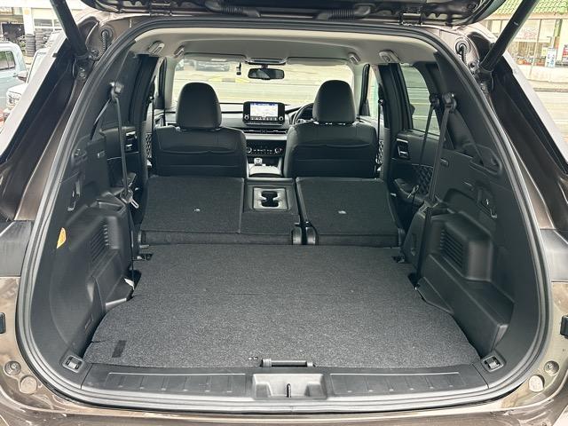 アウトランダーＰＨＥＶ Ｐ　７人乗り　純正ナビゲーション　全方位カメラ　マイパイロット　スマートキー　ＬＥＤヘッドライト　フルオートエアコン　シートヒーター＆ハンドルヒーター　パワーシート　パワーバックドア　ＡＣ１００Ｖ電源（18枚目）