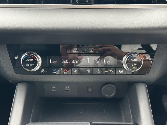 アウトランダーＰＨＥＶ Ｐ　７人乗り　純正ナビゲーション　全方位カメラ　マイパイロット　スマートキー　ＬＥＤヘッドライト　フルオートエアコン　シートヒーター＆ハンドルヒーター　パワーシート　パワーバックドア　ＡＣ１００Ｖ電源（26枚目）