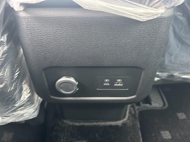 トライトン ＧＳＲ　純正ナビゲーション　全方位カメラ　スマートキー　ＬＥＤヘッドライト　フルオートエアコン　シートヒーター＆ハンドルヒーター　オートクルーズコントロール　革巻きハンドル　アイドリングストップ　フォグランプ（8枚目）