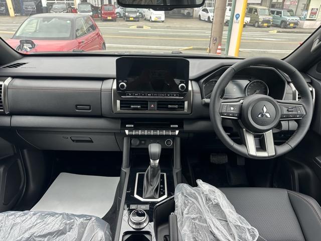 トライトン ＧＳＲ　純正ナビゲーション　全方位カメラ　スマートキー　ＬＥＤヘッドライト　フルオートエアコン　シートヒーター＆ハンドルヒーター　オートクルーズコントロール　革巻きハンドル　アイドリングストップ　フォグランプ（9枚目）