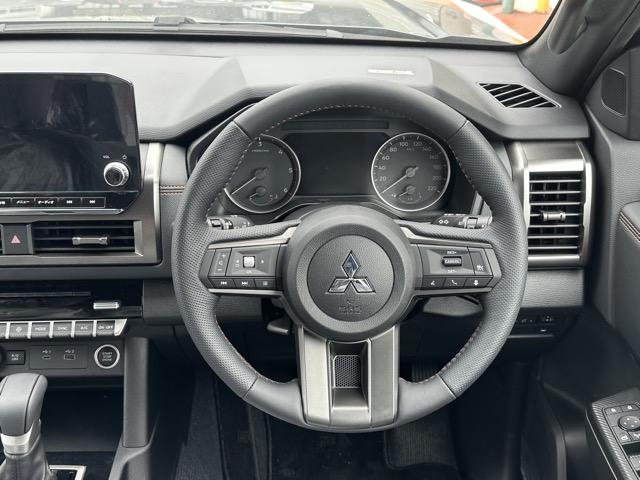 トライトン ＧＳＲ　純正ナビゲーション　全方位カメラ　スマートキー　ＬＥＤヘッドライト　フルオートエアコン　シートヒーター＆ハンドルヒーター　オートクルーズコントロール　革巻きハンドル　アイドリングストップ　フォグランプ（10枚目）