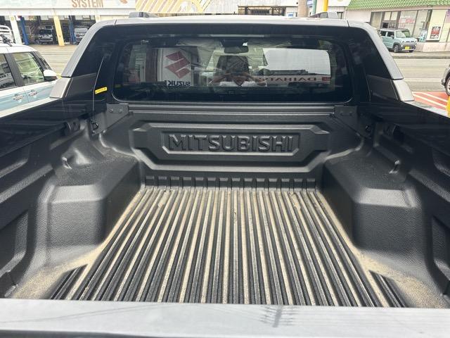 トライトン ＧＳＲ　純正ナビゲーション　全方位カメラ　スマートキー　ＬＥＤヘッドライト　フルオートエアコン　シートヒーター＆ハンドルヒーター　オートクルーズコントロール　革巻きハンドル　アイドリングストップ　フォグランプ（13枚目）