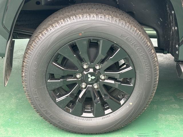 トライトン ＧＳＲ　純正ナビゲーション　全方位カメラ　スマートキー　ＬＥＤヘッドライト　フルオートエアコン　シートヒーター＆ハンドルヒーター　オートクルーズコントロール　革巻きハンドル　アイドリングストップ　フォグランプ（16枚目）