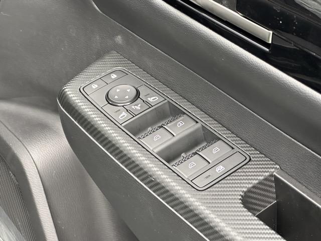 トライトン ＧＳＲ　純正ナビゲーション　全方位カメラ　スマートキー　ＬＥＤヘッドライト　フルオートエアコン　シートヒーター＆ハンドルヒーター　オートクルーズコントロール　革巻きハンドル　アイドリングストップ　フォグランプ（18枚目）