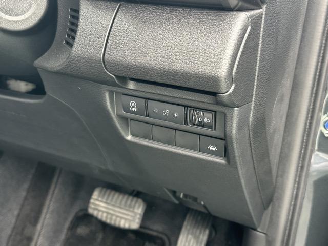 トライトン ＧＳＲ　純正ナビゲーション　全方位カメラ　スマートキー　ＬＥＤヘッドライト　フルオートエアコン　シートヒーター＆ハンドルヒーター　オートクルーズコントロール　革巻きハンドル　アイドリングストップ　フォグランプ（19枚目）