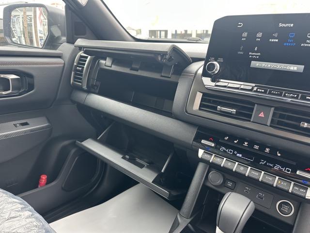 トライトン ＧＳＲ　純正ナビゲーション　全方位カメラ　スマートキー　ＬＥＤヘッドライト　フルオートエアコン　シートヒーター＆ハンドルヒーター　オートクルーズコントロール　革巻きハンドル　アイドリングストップ　フォグランプ（25枚目）