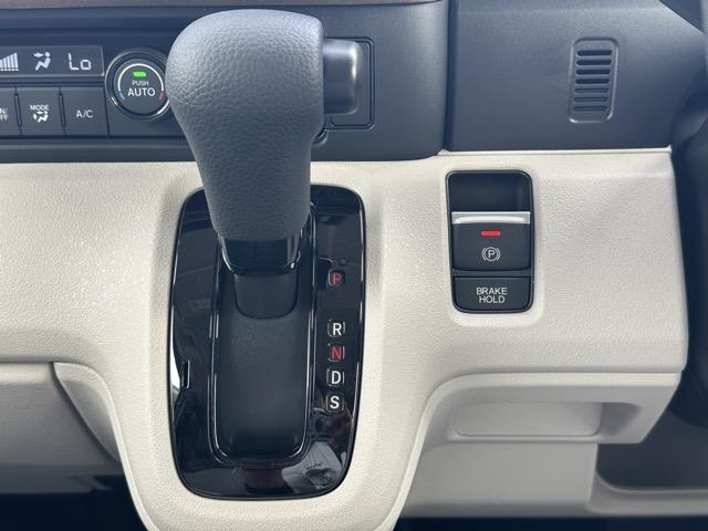 N-BOX ベースグレード コンフォートパッケージ/パワースライドドア・リアセンターアームレスト・シートバックテーブル・オートリトラミラー ホンダセンシング フルLEDヘッドライト 運転席&助手席シートヒーター ディーラー試乗車(20枚目)