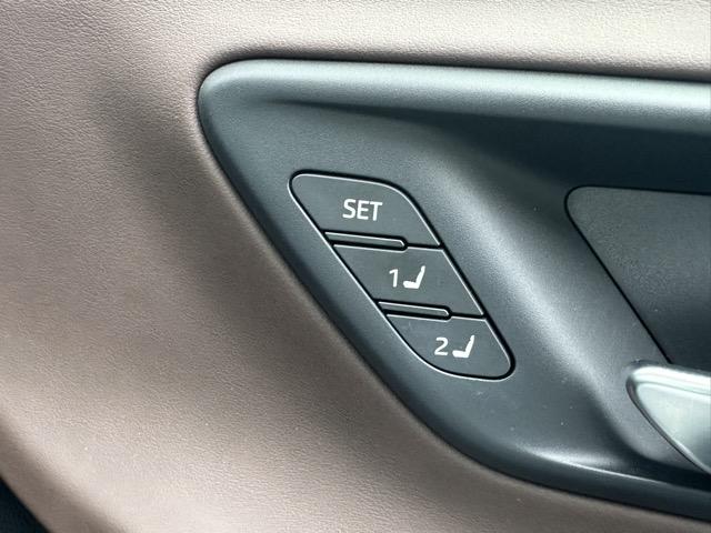 クラウンクロスオーバー Ｇアドバンスド・レザーパッケージ　純正ナビゲーション　パノラマカメラ　ＥＴＣ　スマートキー　ＬＥＤヘッドライト　フルオートエアコン　シートヒーター＆ベンチレーション　パワーシート　パワーバックドア　ＡＣ１００Ｖ電源　革巻きハンドル（20枚目）