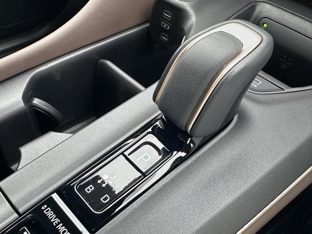 クラウンクロスオーバー Ｇアドバンスド・レザーパッケージ　純正ナビゲーション　パノラマカメラ　ＥＴＣ　スマートキー　ＬＥＤヘッドライト　フルオートエアコン　シートヒーター＆ベンチレーション　パワーシート　パワーバックドア　ＡＣ１００Ｖ電源　革巻きハンドル（24枚目）