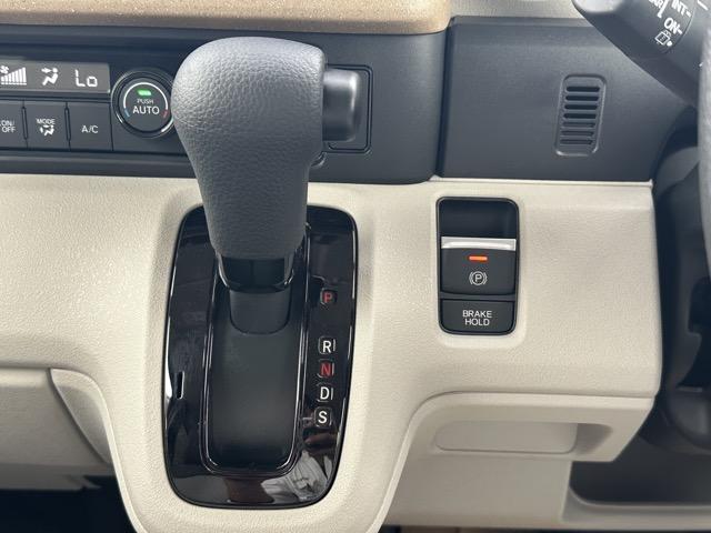 N-BOX ベースグレード コンフォートパッケージ/パワースライドドア・リアセンターアームレスト・シートバックテーブル・オートリトラミラー ホンダセンシング フルLEDヘッドライト 運転席&助手席シートヒーター 液晶メーター(20枚目)