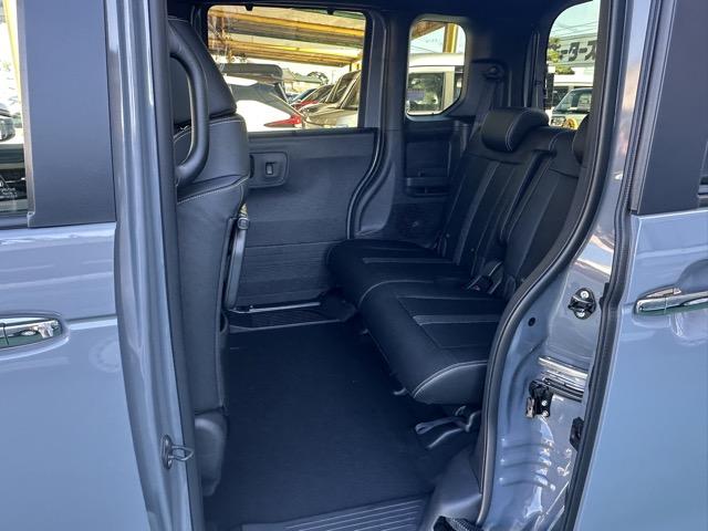 N-BOXカスタム ターボコーディネートスタイル フォグランプ スマートキー LEDヘッドライト 両側パワースライドドア フルオートエアコン シートヒーター ロールサンシェード シートバックテーブル 革巻きハンドル USB充電ソケット 届出済未使用車(7枚目)