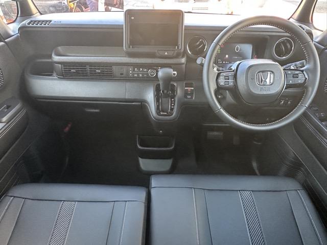 N-BOXカスタム ターボコーディネートスタイル フォグランプ スマートキー LEDヘッドライト 両側パワースライドドア フルオートエアコン シートヒーター ロールサンシェード シートバックテーブル 革巻きハンドル USB充電ソケット 届出済未使用車(8枚目)