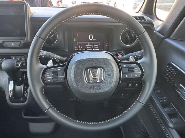 N-BOXカスタム ターボコーディネートスタイル フォグランプ スマートキー LEDヘッドライト 両側パワースライドドア フルオートエアコン シートヒーター ロールサンシェード シートバックテーブル 革巻きハンドル USB充電ソケット 届出済未使用車(9枚目)