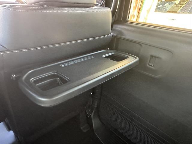 N-BOXカスタム ターボコーディネートスタイル フォグランプ スマートキー LEDヘッドライト 両側パワースライドドア フルオートエアコン シートヒーター ロールサンシェード シートバックテーブル 革巻きハンドル USB充電ソケット 届出済未使用車(10枚目)