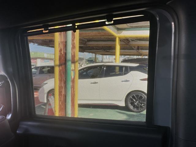 N-BOXカスタム ターボコーディネートスタイル フォグランプ スマートキー LEDヘッドライト 両側パワースライドドア フルオートエアコン シートヒーター ロールサンシェード シートバックテーブル 革巻きハンドル USB充電ソケット 届出済未使用車(11枚目)