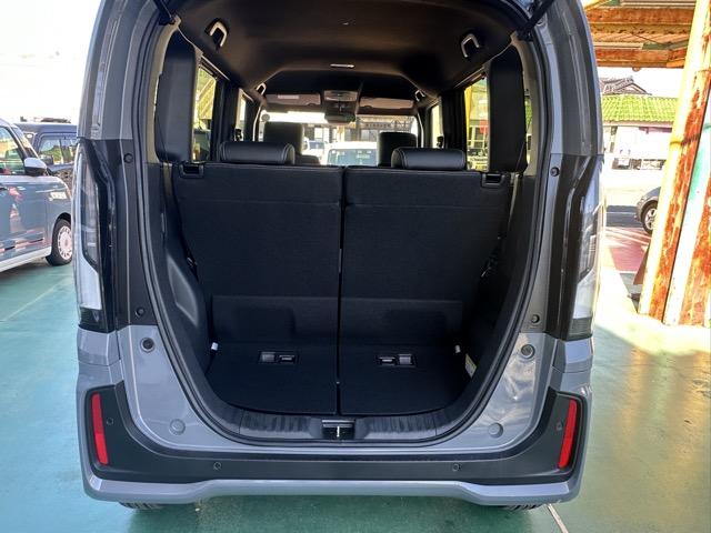 N-BOXカスタム ターボコーディネートスタイル フォグランプ スマートキー LEDヘッドライト 両側パワースライドドア フルオートエアコン シートヒーター ロールサンシェード シートバックテーブル 革巻きハンドル USB充電ソケット 届出済未使用車(13枚目)