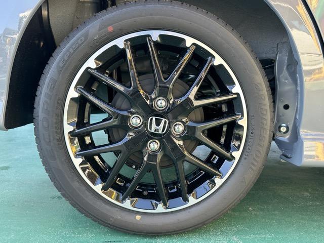 N-BOXカスタム ターボコーディネートスタイル フォグランプ スマートキー LEDヘッドライト 両側パワースライドドア フルオートエアコン シートヒーター ロールサンシェード シートバックテーブル 革巻きハンドル USB充電ソケット 届出済未使用車(16枚目)