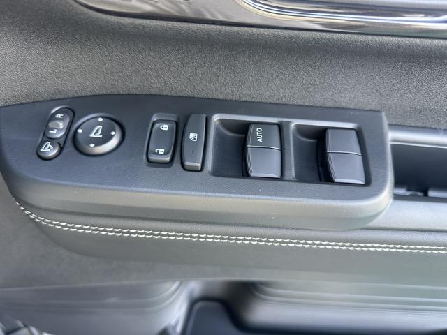 N-BOXカスタム ターボコーディネートスタイル フォグランプ スマートキー LEDヘッドライト 両側パワースライドドア フルオートエアコン シートヒーター ロールサンシェード シートバックテーブル 革巻きハンドル USB充電ソケット 届出済未使用車(17枚目)