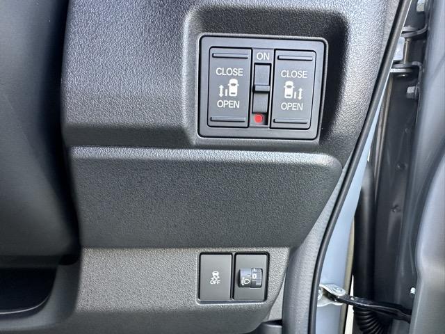 N-BOXカスタム ターボコーディネートスタイル フォグランプ スマートキー LEDヘッドライト 両側パワースライドドア フルオートエアコン シートヒーター ロールサンシェード シートバックテーブル 革巻きハンドル USB充電ソケット 届出済未使用車(18枚目)