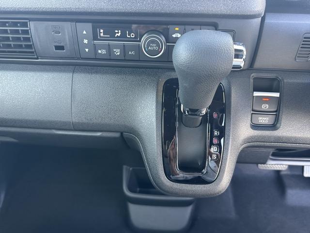 N-BOXカスタム ターボコーディネートスタイル フォグランプ スマートキー LEDヘッドライト 両側パワースライドドア フルオートエアコン シートヒーター ロールサンシェード シートバックテーブル 革巻きハンドル USB充電ソケット 届出済未使用車(19枚目)