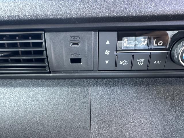 N-BOXカスタム ターボコーディネートスタイル フォグランプ スマートキー LEDヘッドライト 両側パワースライドドア フルオートエアコン シートヒーター ロールサンシェード シートバックテーブル 革巻きハンドル USB充電ソケット 届出済未使用車(20枚目)