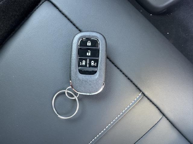 N-BOXカスタム ターボコーディネートスタイル フォグランプ スマートキー LEDヘッドライト 両側パワースライドドア フルオートエアコン シートヒーター ロールサンシェード シートバックテーブル 革巻きハンドル USB充電ソケット 届出済未使用車(23枚目)